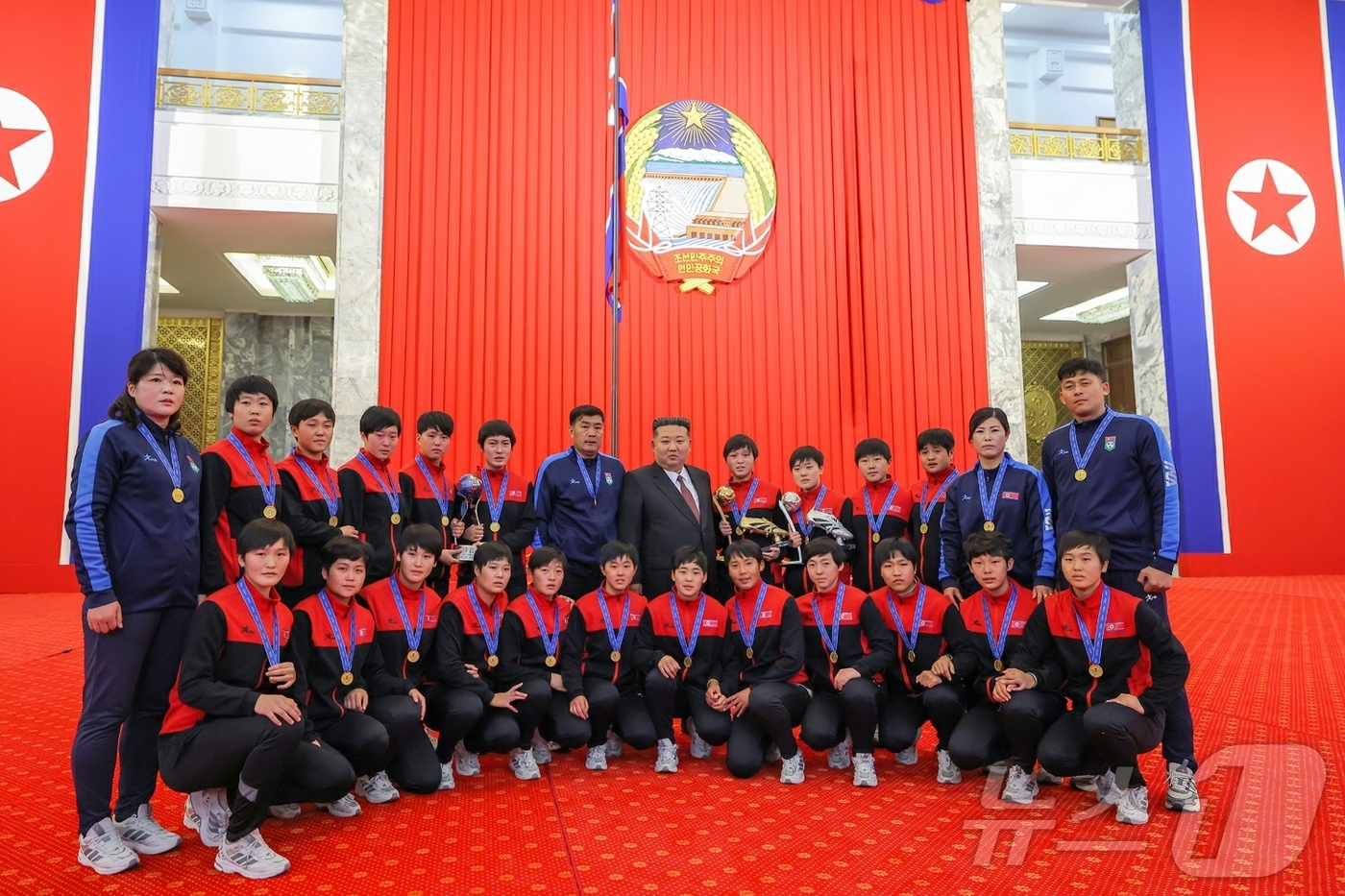 (평양 노동신문=뉴스1) = 북한 노동당 기관지 노동신문은 전날인 27일 김정은 당 총비서가 만수대의사당에서 국제축구연맹(FIFA) 17세 미만(U-17) 경기에서 우승한 여자축구 …