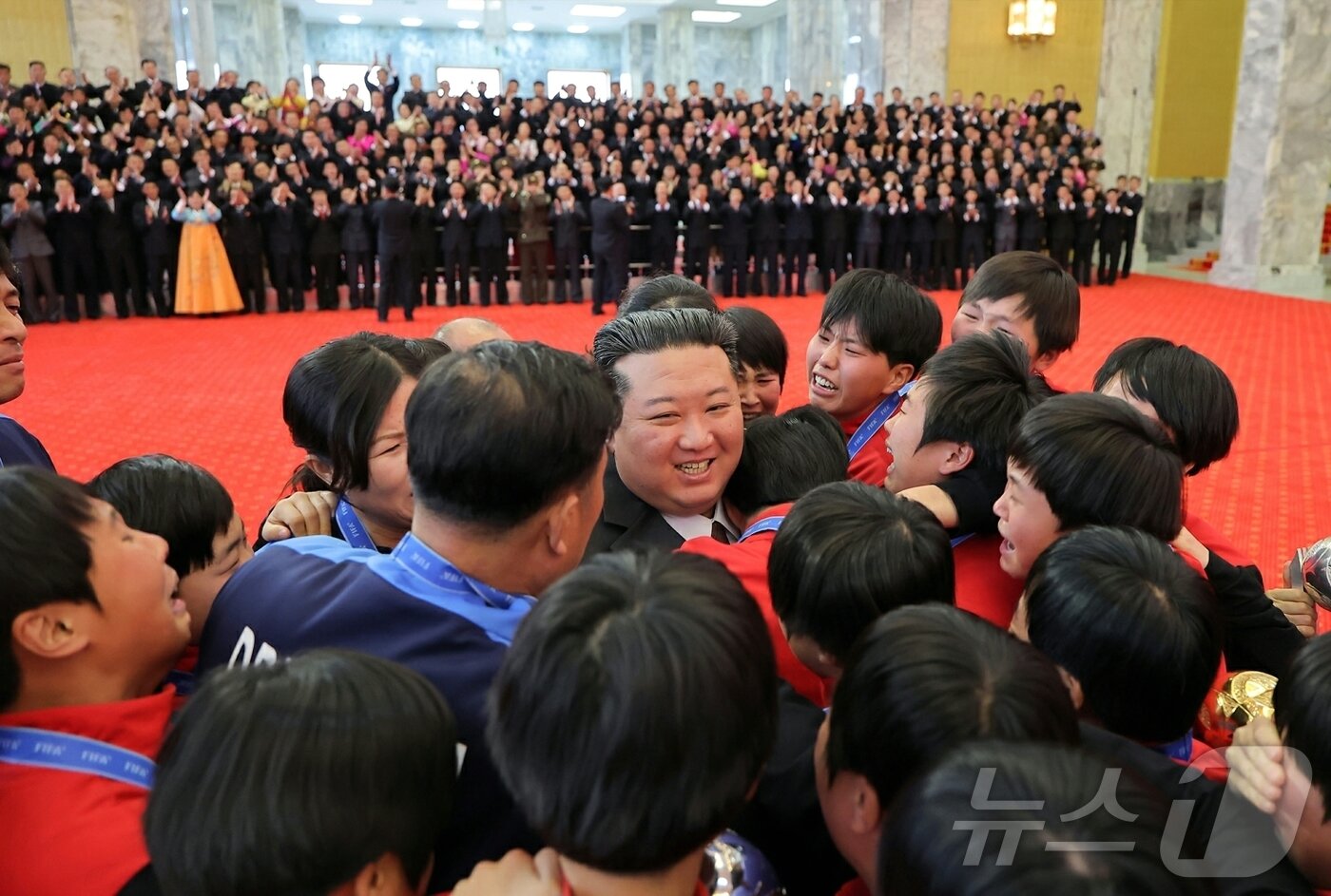 본문 이미지 - (평양 노동신문=뉴스1) =  김정은 북한 노동당 총비서가 국제축구연맹(FIFA) 17세 미만(U-17) 경기에서 우승한 여자축구 선수들과 감독들과 만나는 모습. [국내에서만 사용가능. 재배포 금지. DB 금지. For Use Only in the Republic of Korea. Redistribution Prohibited] rodongphoto@news1.kr