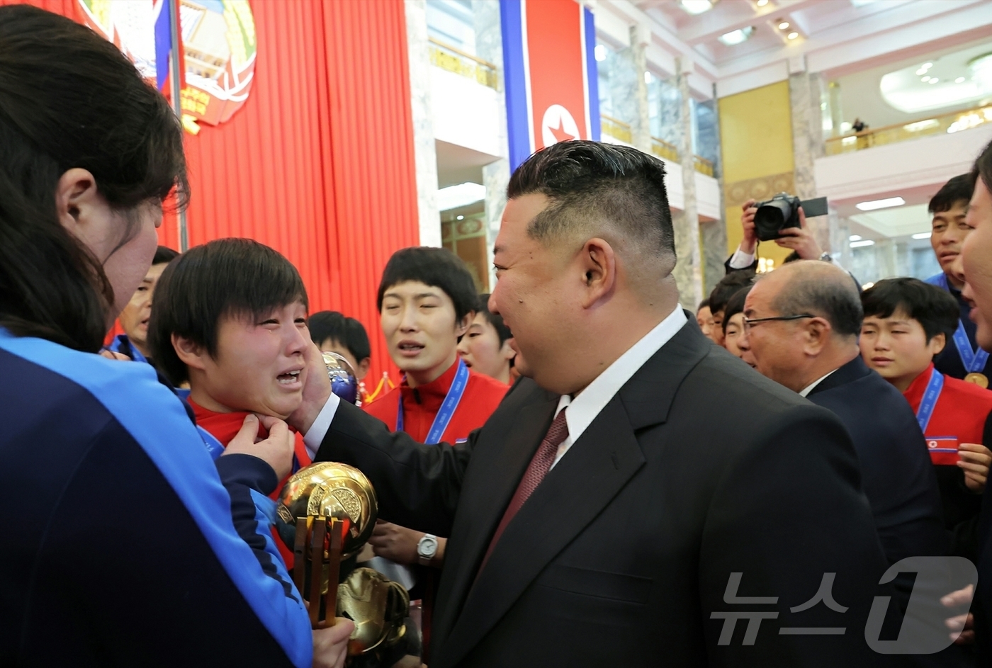 (평양 노동신문=뉴스1) = 북한 노동당 기관지 노동신문은 전날인 27일 김정은 당 총비서가 만수대의사당에서 국제축구연맹(FIFA) 17세 미만(U-17) 경기에서 우승한 여자축구 …