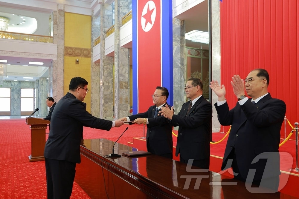 (평양 노동신문=뉴스1) = 북한 노동당 기관지 노동신문은 전날인 27일 헌법절을 맞아 만수대의사당에서 준법정신에 있어 모범을 보인 단위들에 대한 수여식을 진행했다고 28일 보도했 …