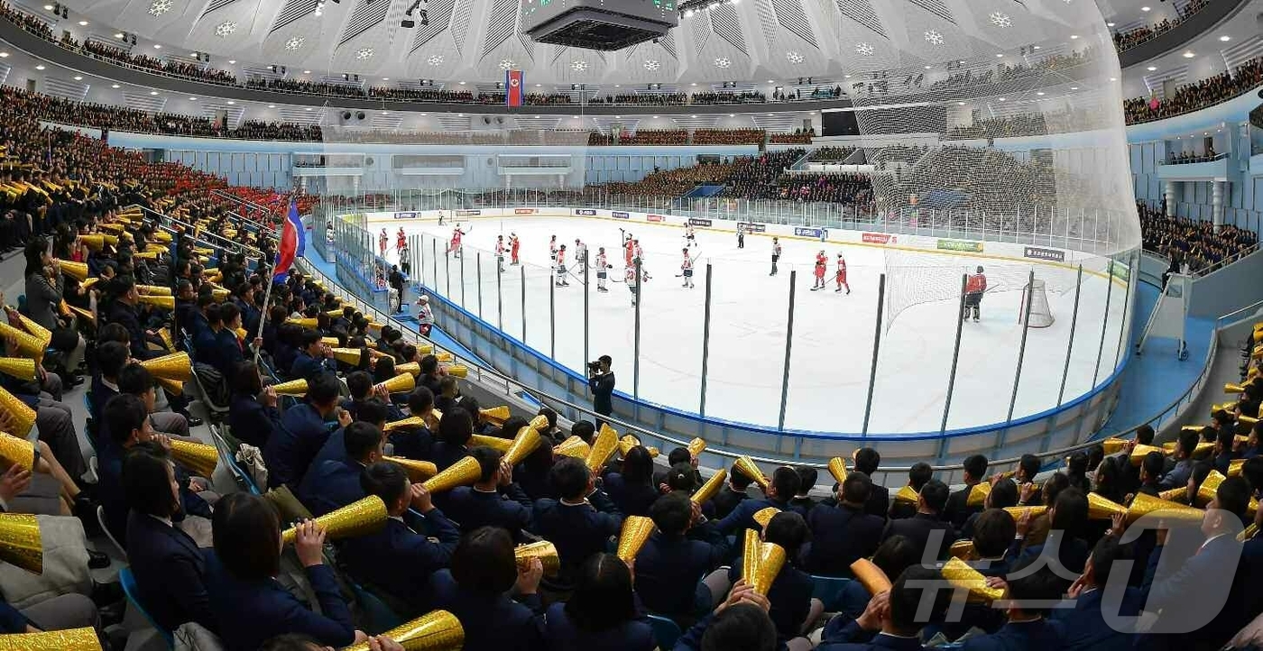 (평양 노동신문=뉴스1) = 북한 노동당 기관지 노동신문은 전날인 27일 헌법절을 맞아 대성산체육단과 평양철도국체육단 간 남자 하키 친선경기가 진행됐다고 28일 보도했다. [국내에 …