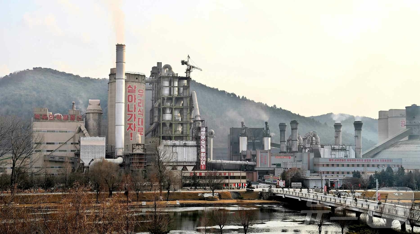 (평양 노동신문=뉴스1) = 북한 노동당 기관지 노동신문은 상원시멘트연합기업소에서 올해 계획된 수십만 톤의 증산 목표를 달성했다고 28일 보도했다. [국내에서만 사용가능. 재배포 …