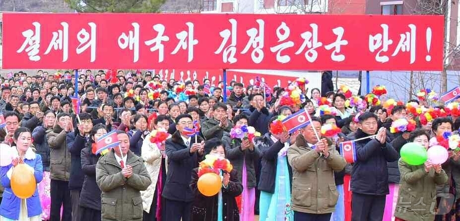 (평양 노동신문=뉴스1) = 북한 노동당 기관지 노동신문은 28일 성천군과 숙천군 농장들에서 새집들이 행사가 진행됐다고 보도했다. [국내에서만 사용가능. 재배포 금지. DB 금지. …