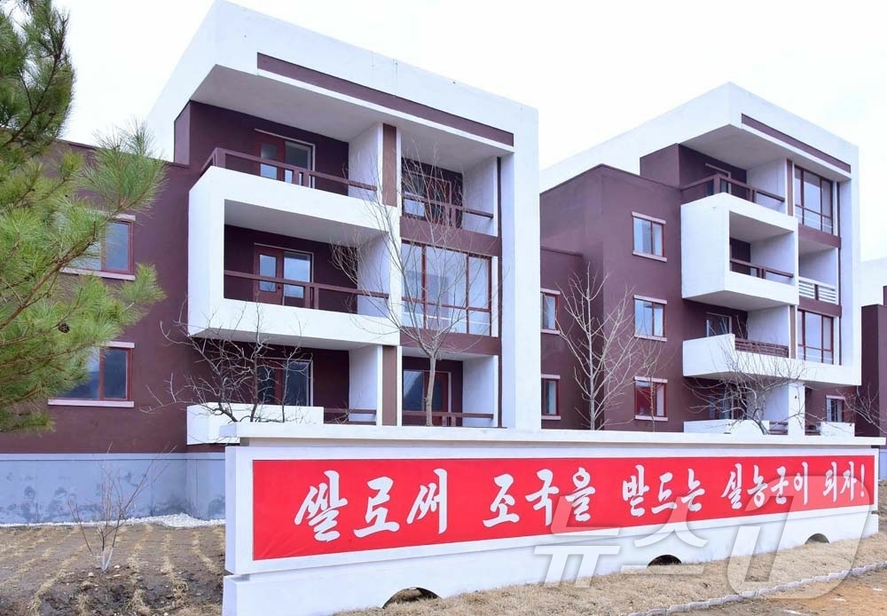 (평양 노동신문=뉴스1) = 북한 노동당 기관지 노동신문은 28일 성천군과 숙천군 농장들에서 새집들이 행사가 진행됐다고 보도했다. [국내에서만 사용가능. 재배포 금지. DB 금지. …