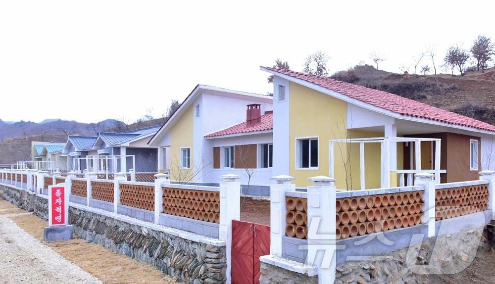 (평양 노동신문=뉴스1) = 북한 노동당 기관지 노동신문은 28일 성천군과 숙천군 농장들에서 새집들이 행사가 진행됐다고 보도했다. [국내에서만 사용가능. 재배포 금지. DB 금지. …