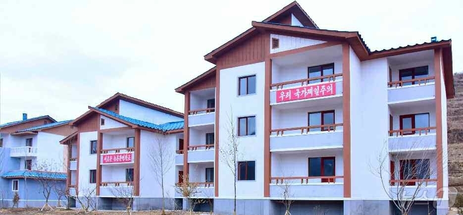 (평양 노동신문=뉴스1) = 북한 노동당 기관지 노동신문은 28일 성천군과 숙천군 농장들에서 새집들이 행사가 진행됐다고 보도했다. [국내에서만 사용가능. 재배포 금지. DB 금지. …