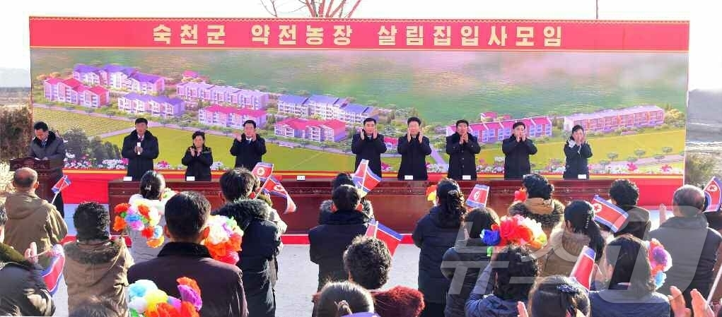 (평양 노동신문=뉴스1) = 북한 노동당 기관지 노동신문은 28일 성천군과 숙천군 농장들에서 새집들이 행사가 진행됐다고 보도했다. [국내에서만 사용가능. 재배포 금지. DB 금지. …