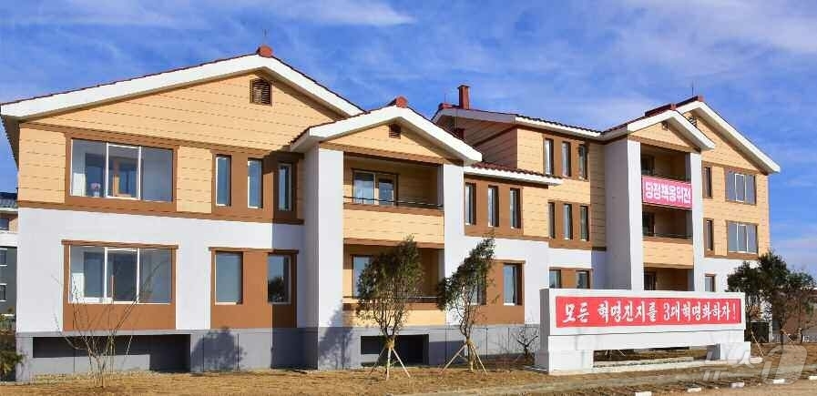 (평양 노동신문=뉴스1) = 북한 노동당 기관지 노동신문은 28일 성천군과 숙천군 농장들에서 새집들이 행사가 진행됐다고 보도했다. [국내에서만 사용가능. 재배포 금지. DB 금지. …