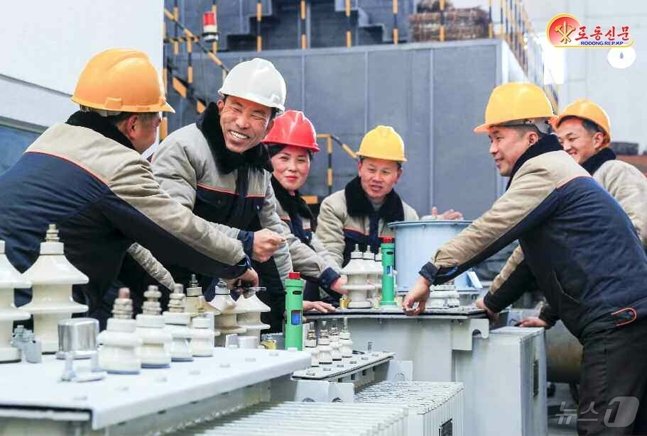 (평양 노동신문=뉴스1) = 북한 노동당 기관지 노동신문은 28일 대안전기공장 초급당일꾼(간부)들이 현장에서 대중들을 열의로 불러넣고 있다고 보도했다. [국내에서만 사용가능. 재배 …