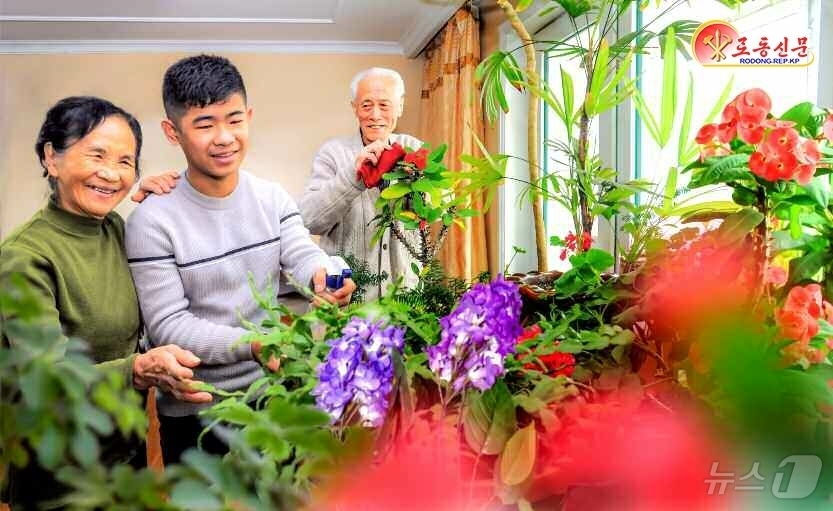 (평양 노동신문=뉴스1) = 북한 노동당 기관지 노동신문은 28일 대성구역 려명동의 한 가정을 조명하며 "꽃은 인민들 문화정서생활에 중요한 작용을 한다"고 보도했다. [국내에서만 …