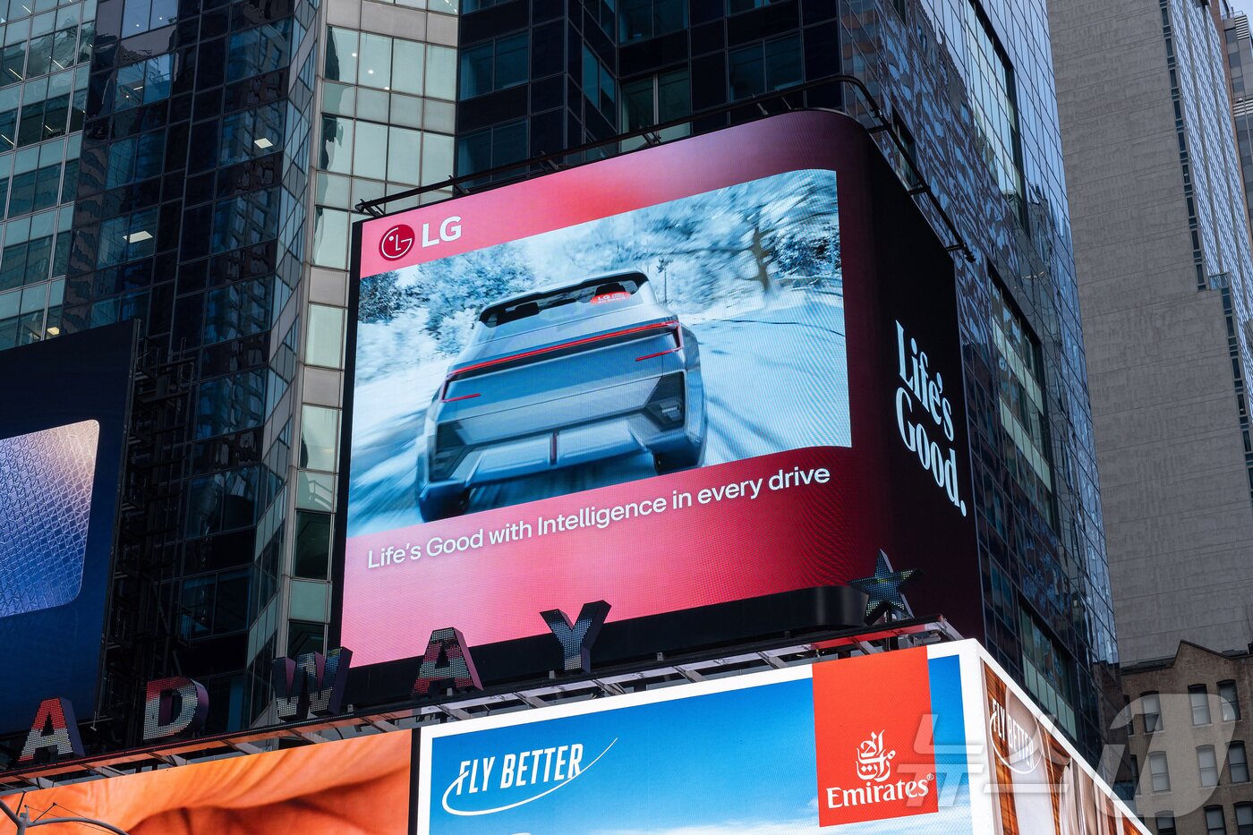 본문 이미지 - LG전자가 미국과 영국 주요 명소에서 전장 사업 관련 캠페인 영상을 선보이며 B2B사업의 핵심 축인 전장 사업의 차별화된 경쟁력을 대중에게 알리는 활동을 전개한다고 28일 전했다. LG전자는 미국 뉴욕 타임스퀘어와 영국 런던 피카딜리 광장의 대형 전광판에 전장 사업의 대중 인지도 제고를 목표로 하는 ‘LG 온 보드(LG on board)’ 캠페인 영상을 공개했다. LG 온 보드는 ‘LG의 전장 기술이 자동차에 탑재됐다’는 뜻과 ‘LG가 고객의 주행 경험을 함께한다’라는 의미를 함께 담고 있다. 사진은 뉴욕 타임스퀘어의 전광판. (LG전자 제공. 재판매 및 DB금지)
