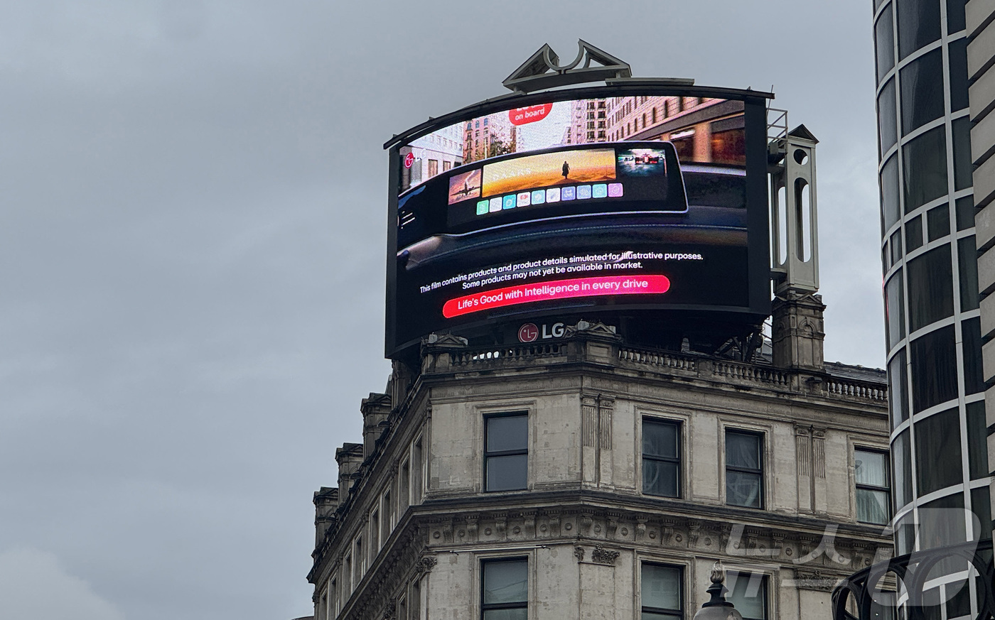 (서울=뉴스1) = LG전자가 미국과 영국 주요 명소에서 전장 사업 관련 캠페인 영상을 선보이며 B2B사업의 핵심 축인 전장 사업의 차별화된 경쟁력을 대중에게 알리는 활동을 전개한 …