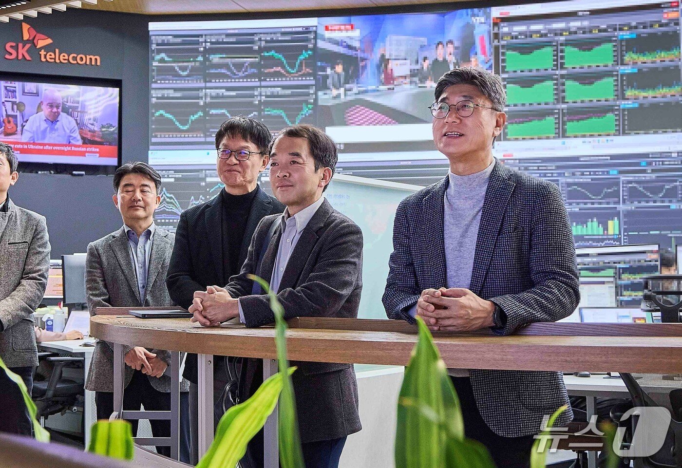본문 이미지 - 정재헌 SK텔레콤 CEO(사진 오른쪽 첫번째)가 네트워크 종합상황실에서 비상 대응 체계를 점검하고 있다.(SK텔레콤 제공)