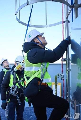 본문 이미지 - 정재헌 SK텔레콤 CEO가 기지국 설치 작업 현장을 방문했다.(SK텔레콤 제공)