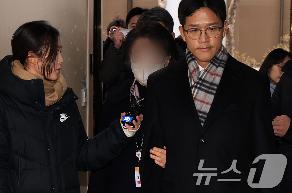 (서울=뉴스1) 김진환 기자 = 한학자 통일교 총재의 전 비서실장 정원주씨가 28일 오전 서울 서대문구 경찰청 중대범죄수사과로 조사를 받기 위해 출석하고 있다. 2025.12.28 …