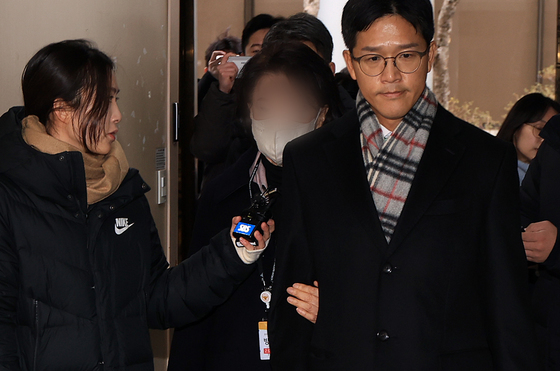 경찰 조사 출석하는 정원주 전 비서실장