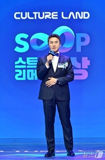 본문 이미지 - 최영우 SOOP 대표가 2026년 3가지 키워드를 발표하고 있다.(SOOP 제공)