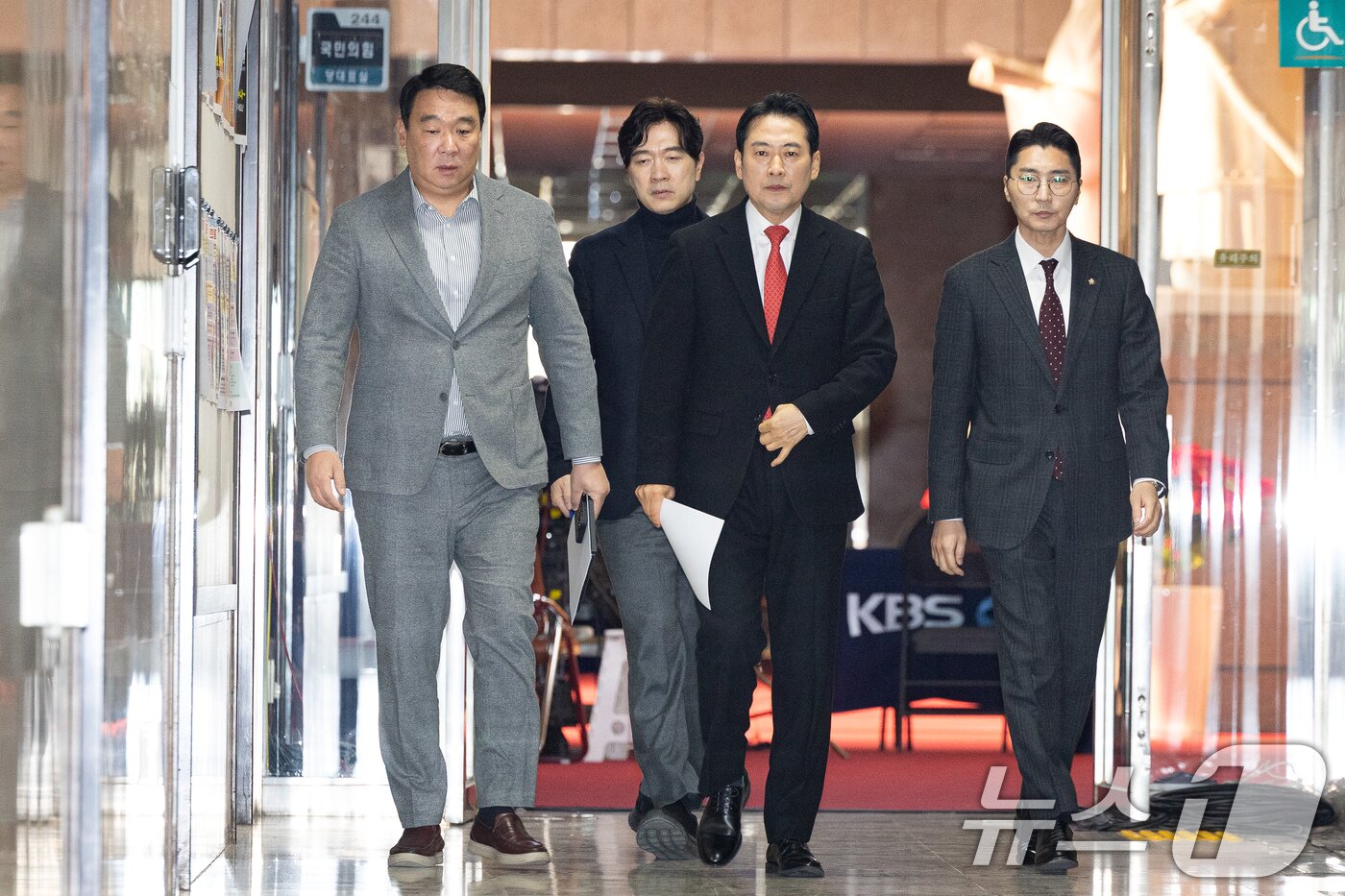 본문 이미지 - 장동혁 국민의힘 대표가 28일 서울 여의도 국회에서 열린 현안 기자간담회에 참석하고 있다. 2025.12.28/뉴스1 ⓒ News1 유승관 기자
