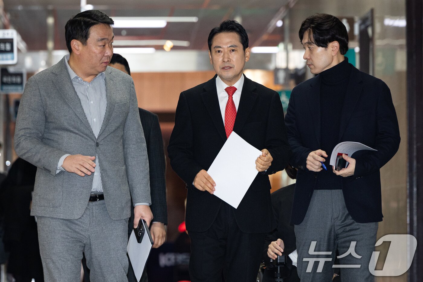 본문 이미지 - 장동혁 국민의힘 대표가 28일 서울 여의도 국회에서 열린 현안 기자간담회에 참석하며 정희용 사무총장과 대화하고 있다. 2025.12.28/뉴스1 ⓒ News1 유승관 기자