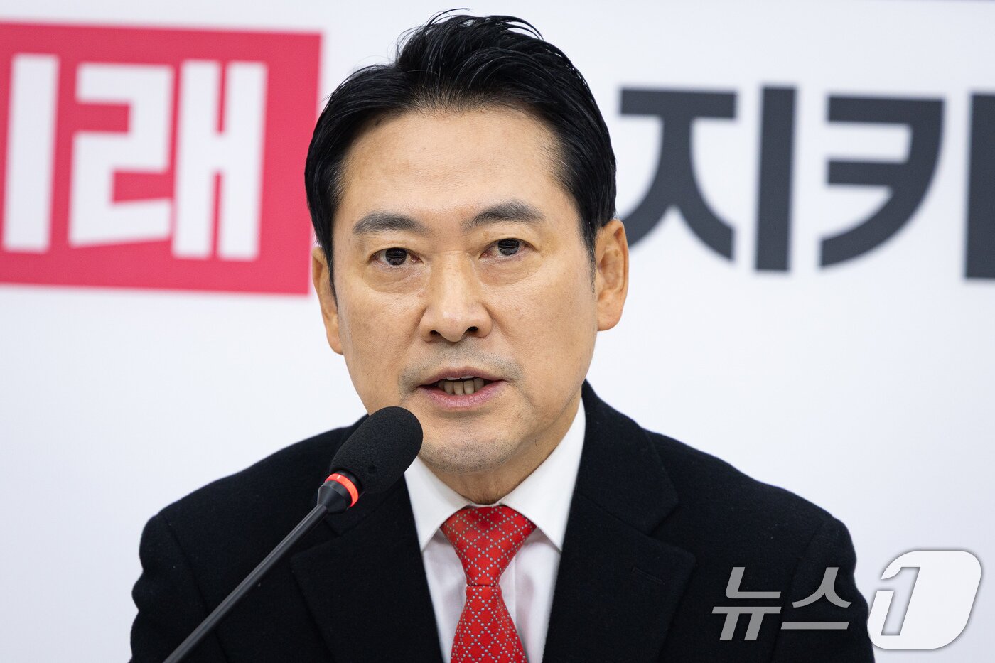 본문 이미지 - 장동혁 국민의힘 대표가 28일 서울 여의도 국회에서 열린 현안 기자간담회에서 모두 발언을 하고 있다. 2025.12.28/뉴스1 ⓒ News1 유승관 기자