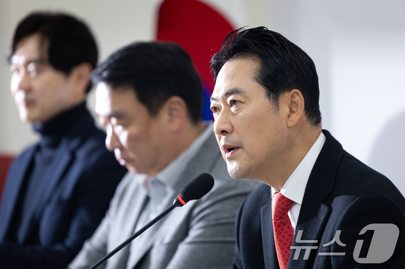 (서울=뉴스1) 유승관 기자 = 장동혁 국민의힘 대표가 28일 서울 여의도 국회에서 열린 현안 기자간담회에서 모두 발언을 하고 있다. 2025.12.28/뉴스1