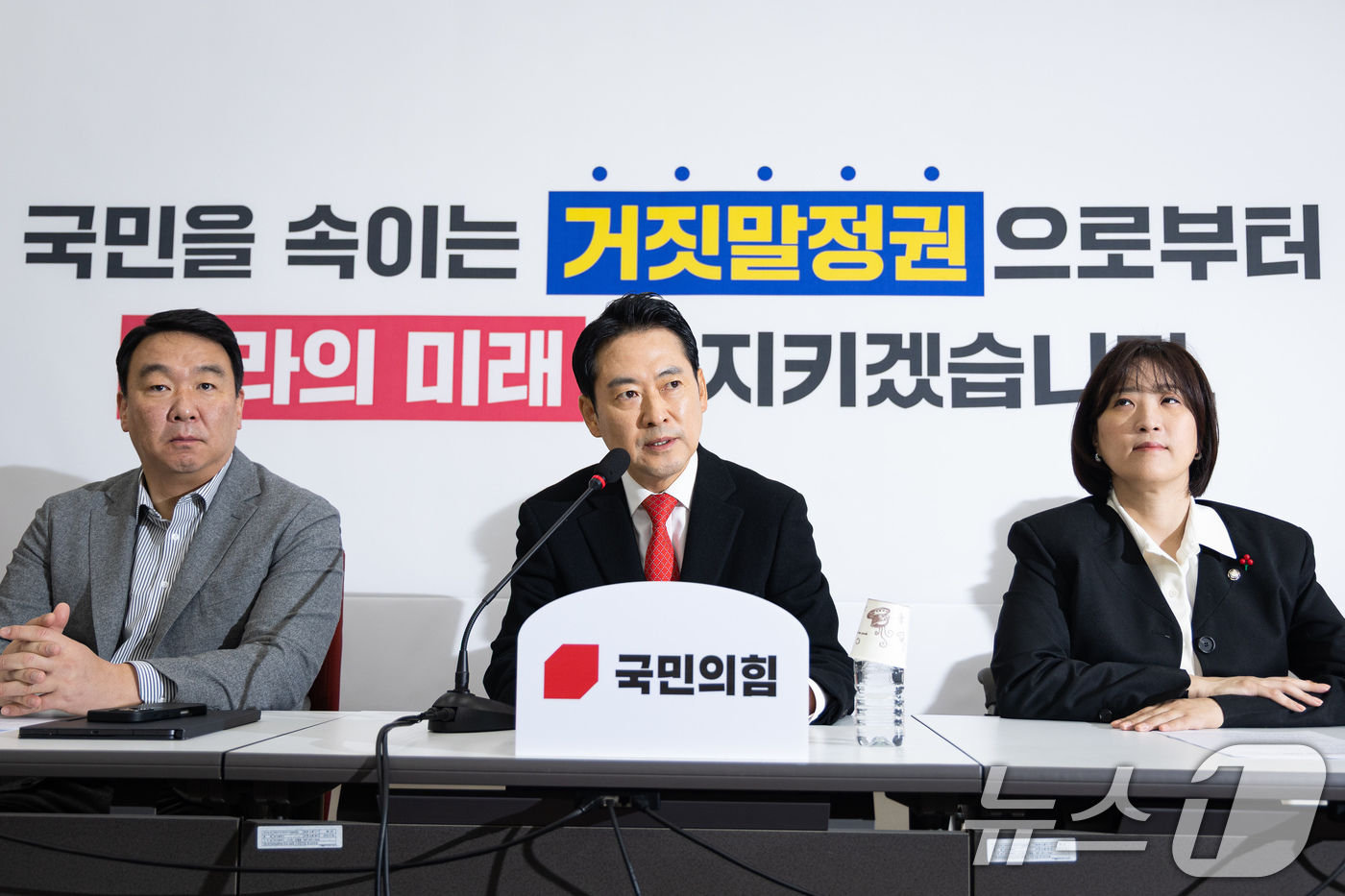 (서울=뉴스1) 유승관 기자 = 장동혁 국민의힘 대표가 28일 서울 여의도 국회에서 열린 현안 기자간담회에서 모두 발언을 하고 있다. 2025.12.28/뉴스1