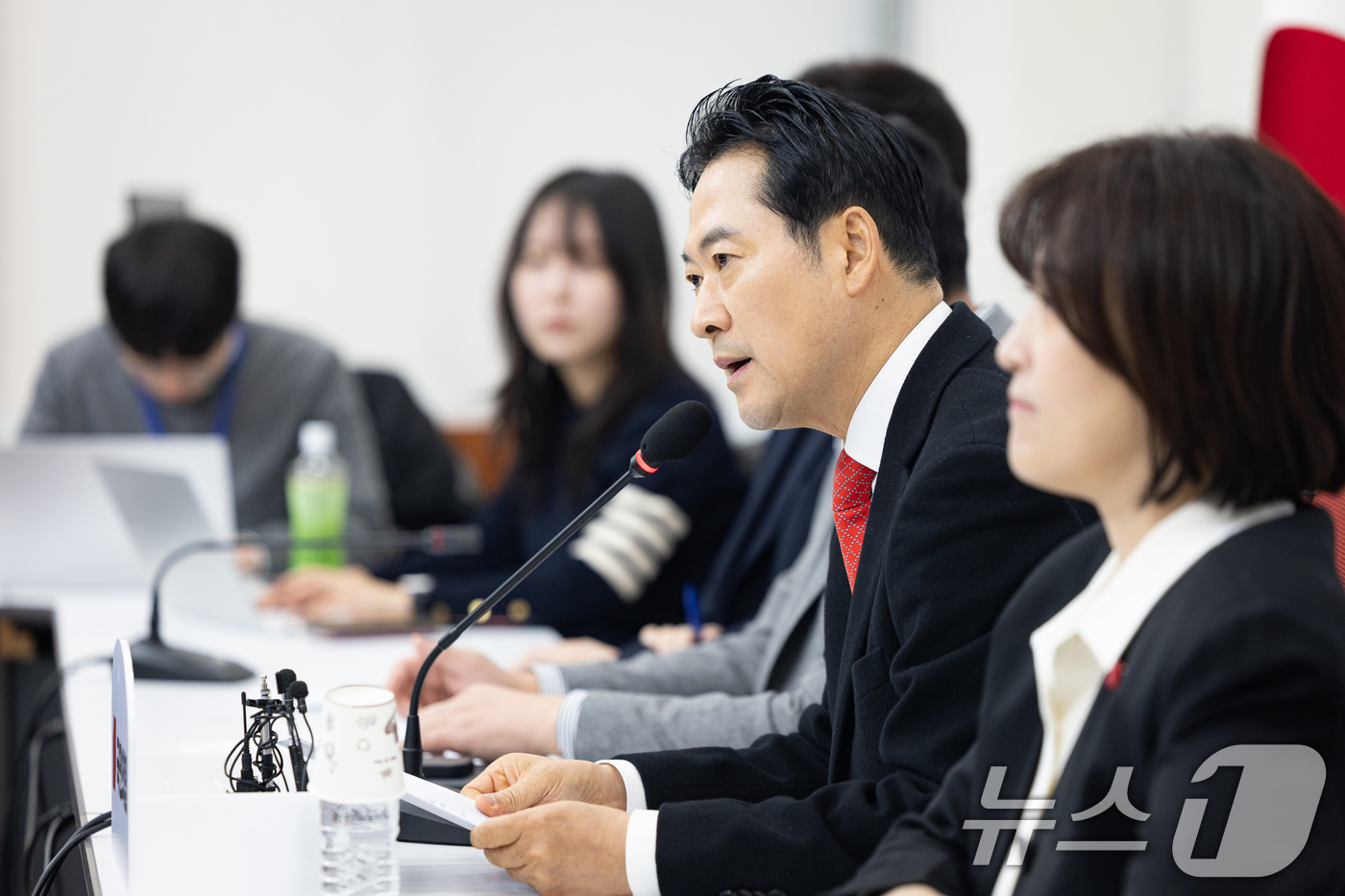 (서울=뉴스1) 유승관 기자 = 장동혁 국민의힘 대표가 28일 서울 여의도 국회에서 열린 현안 기자간담회에서 모두 발언을 하고 있다. 2025.12.28/뉴스1