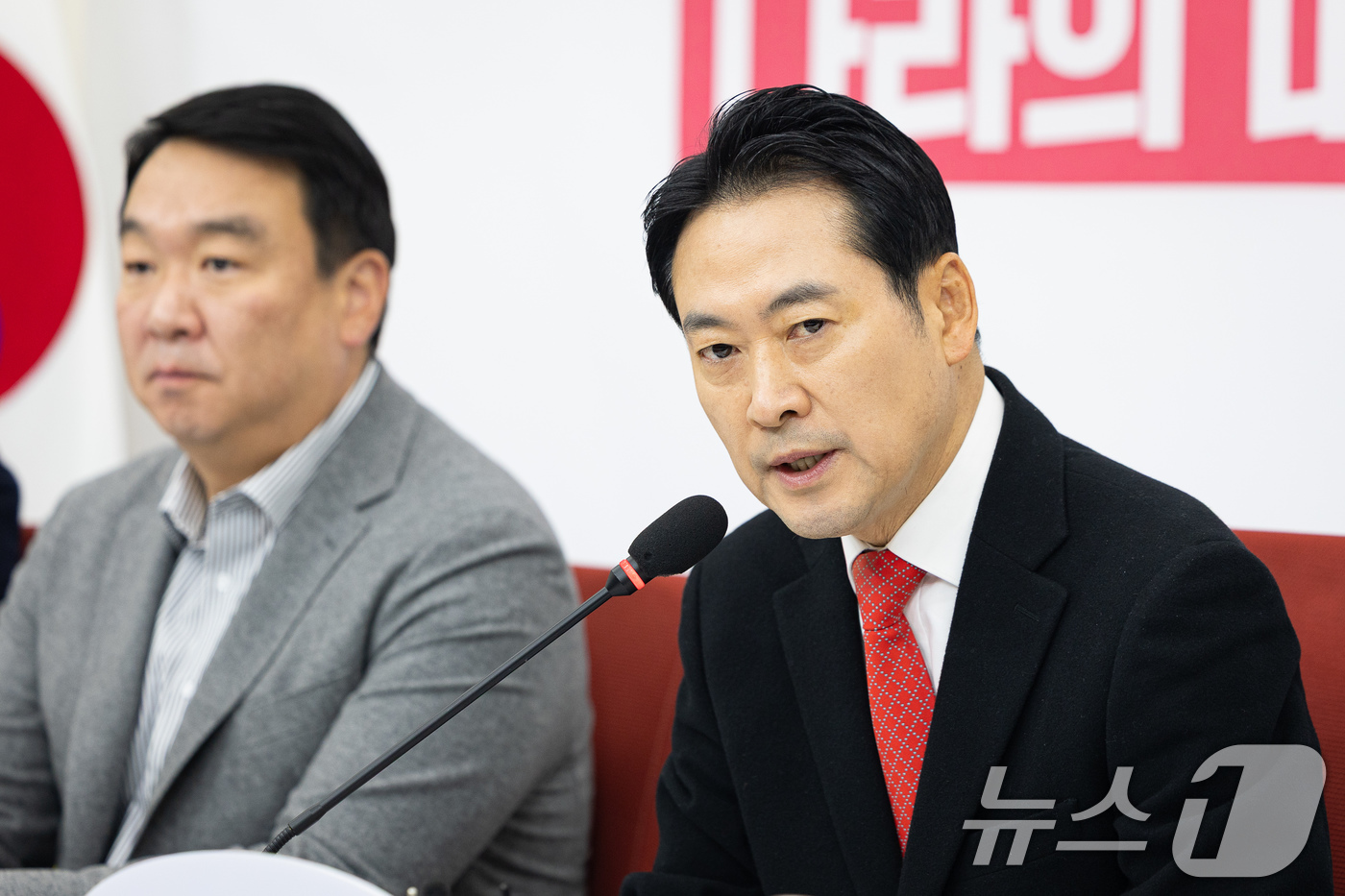 (서울=뉴스1) 유승관 기자 = 장동혁 국민의힘 대표가 28일 서울 여의도 국회에서 열린 현안 기자간담회에서 모두 발언을 하고 있다. 2025.12.28/뉴스1