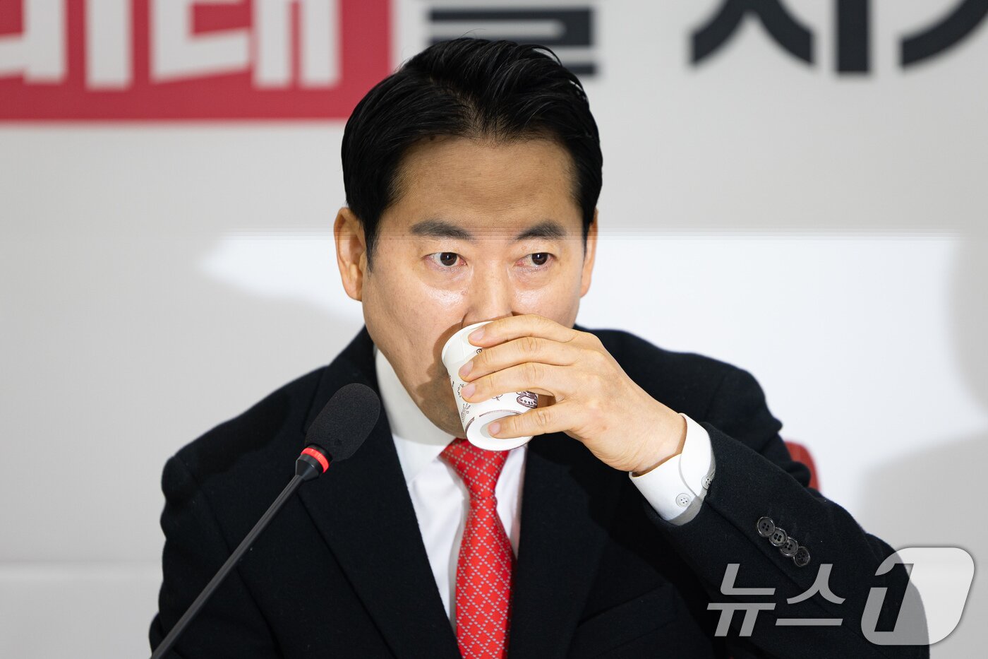 본문 이미지 - 장동혁 국민의힘 대표가 28일 서울 여의도 국회에서 열린 현안 기자간담회에서 모두 발언 후 물을 마시고 있다. 2025.12.28/뉴스1 ⓒ News1 유승관 기자