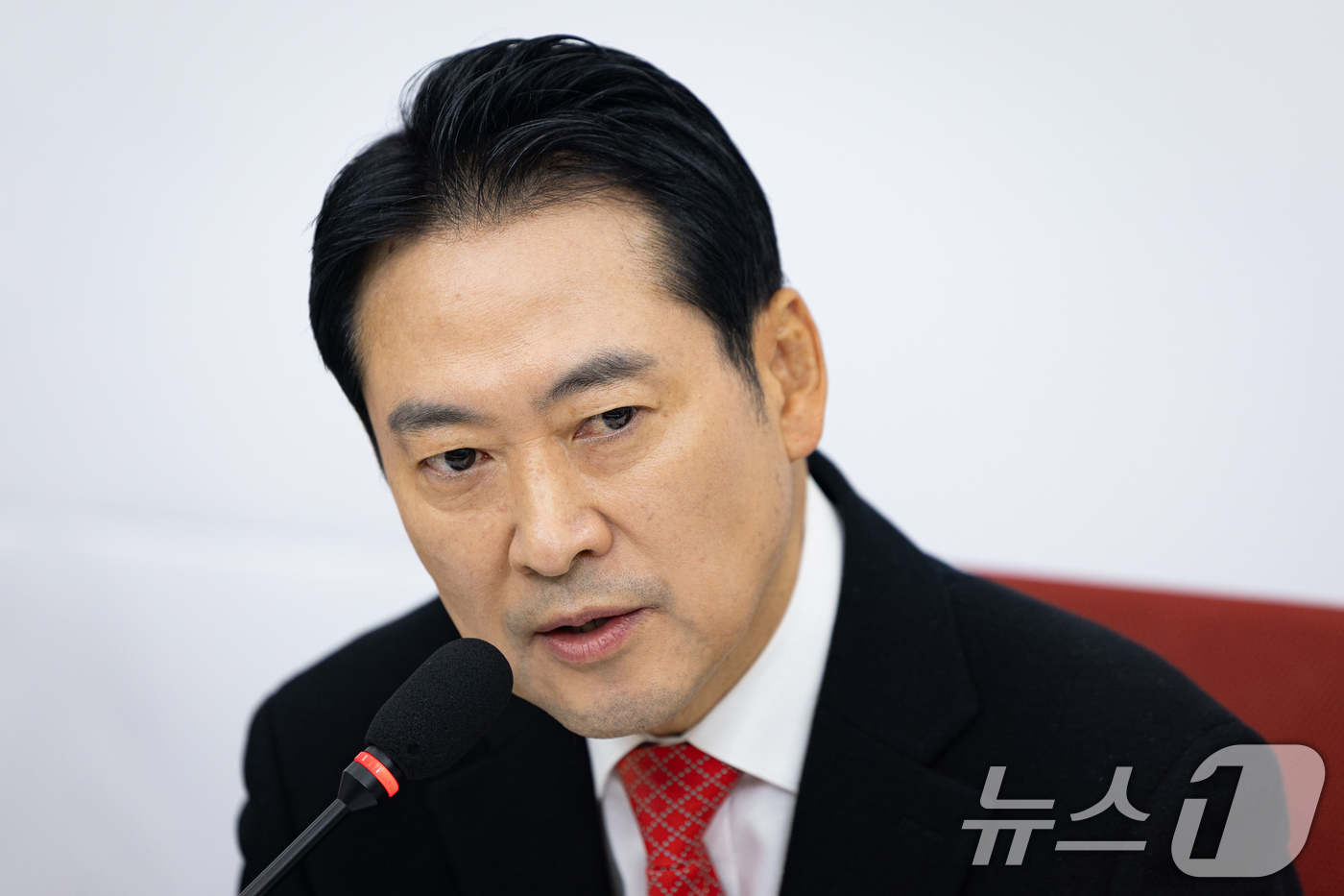 (서울=뉴스1) 유승관 기자 = 장동혁 국민의힘 대표가 28일 서울 여의도 국회에서 열린 현안 기자간담회에서 모두 발언을 하고 있다. 2025.12.28/뉴스1