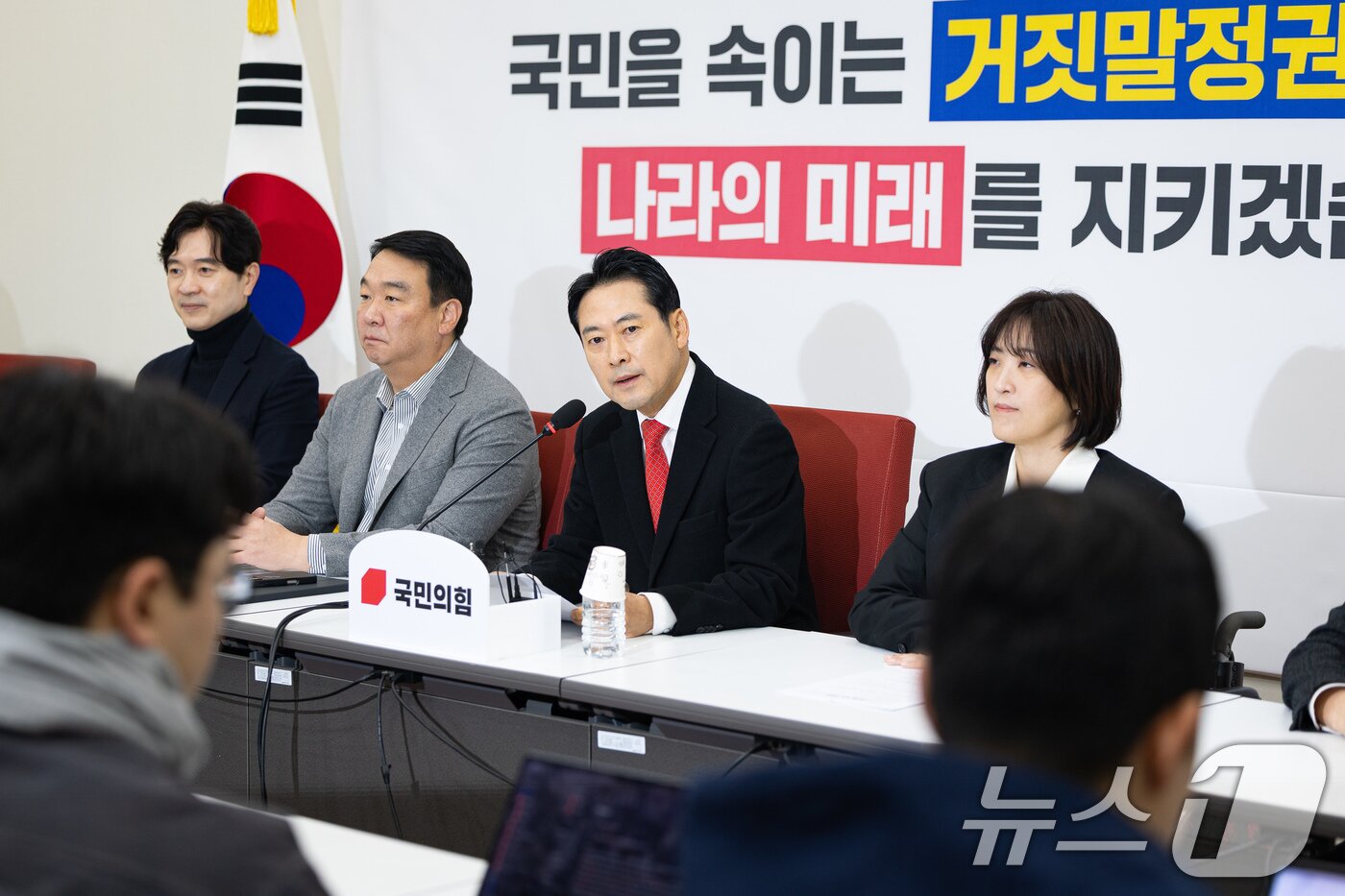 본문 이미지 - 장동혁 국민의힘 대표가 28일 서울 여의도 국회에서 열린 현안 기자간담회에서 모두 발언을 하고 있다. 2025.12.28/뉴스1 ⓒ News1 유승관 기자
