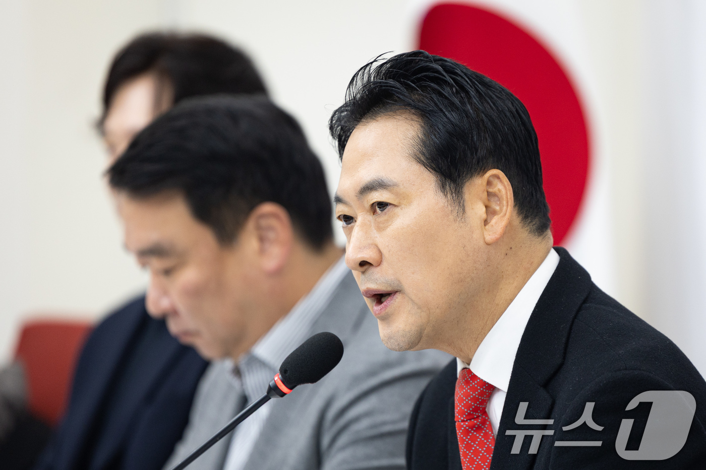 (서울=뉴스1) 유승관 기자 = 장동혁 국민의힘 대표가 28일 서울 여의도 국회에서 열린 현안 기자간담회에서 모두 발언을 하고 있다. 2025.12.28/뉴스1