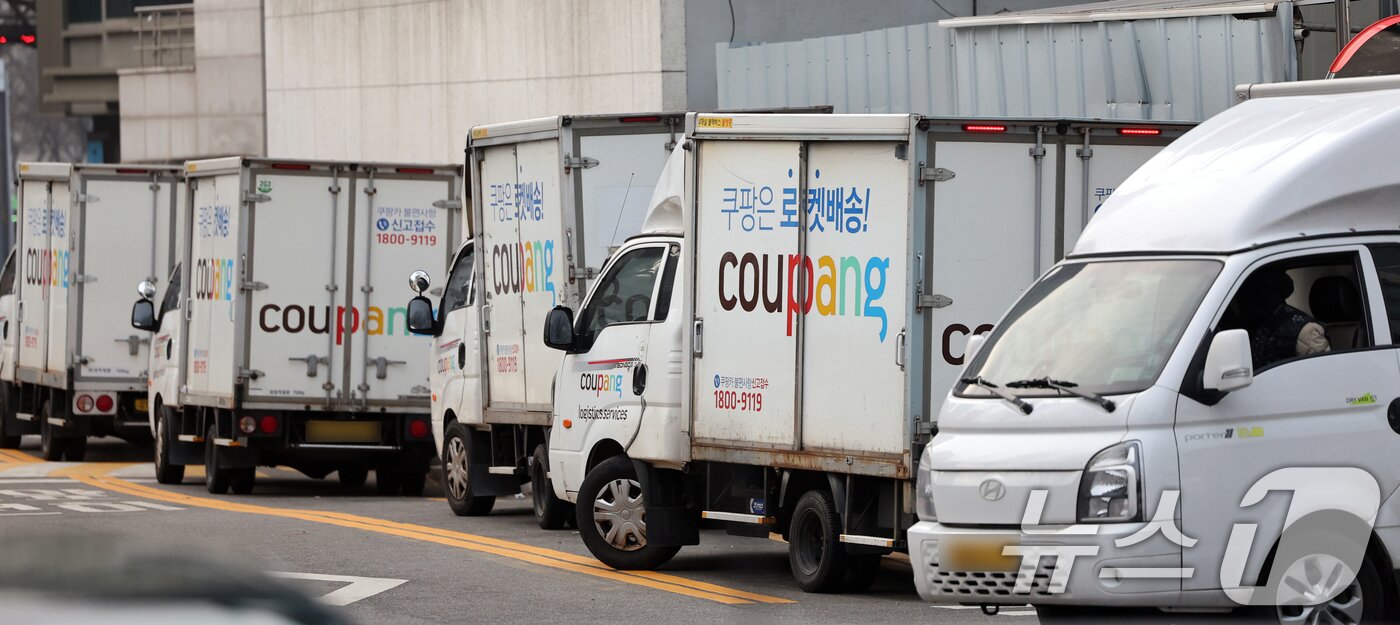 본문 이미지 - 28일 서울 시내 한 쿠팡 물류센터 앞에 주차돼 있는 쿠팡카(쿠팡 배송트럭)가 주차돼 있다. 2025.12.28/뉴스1 ⓒ News1 황기선 기자