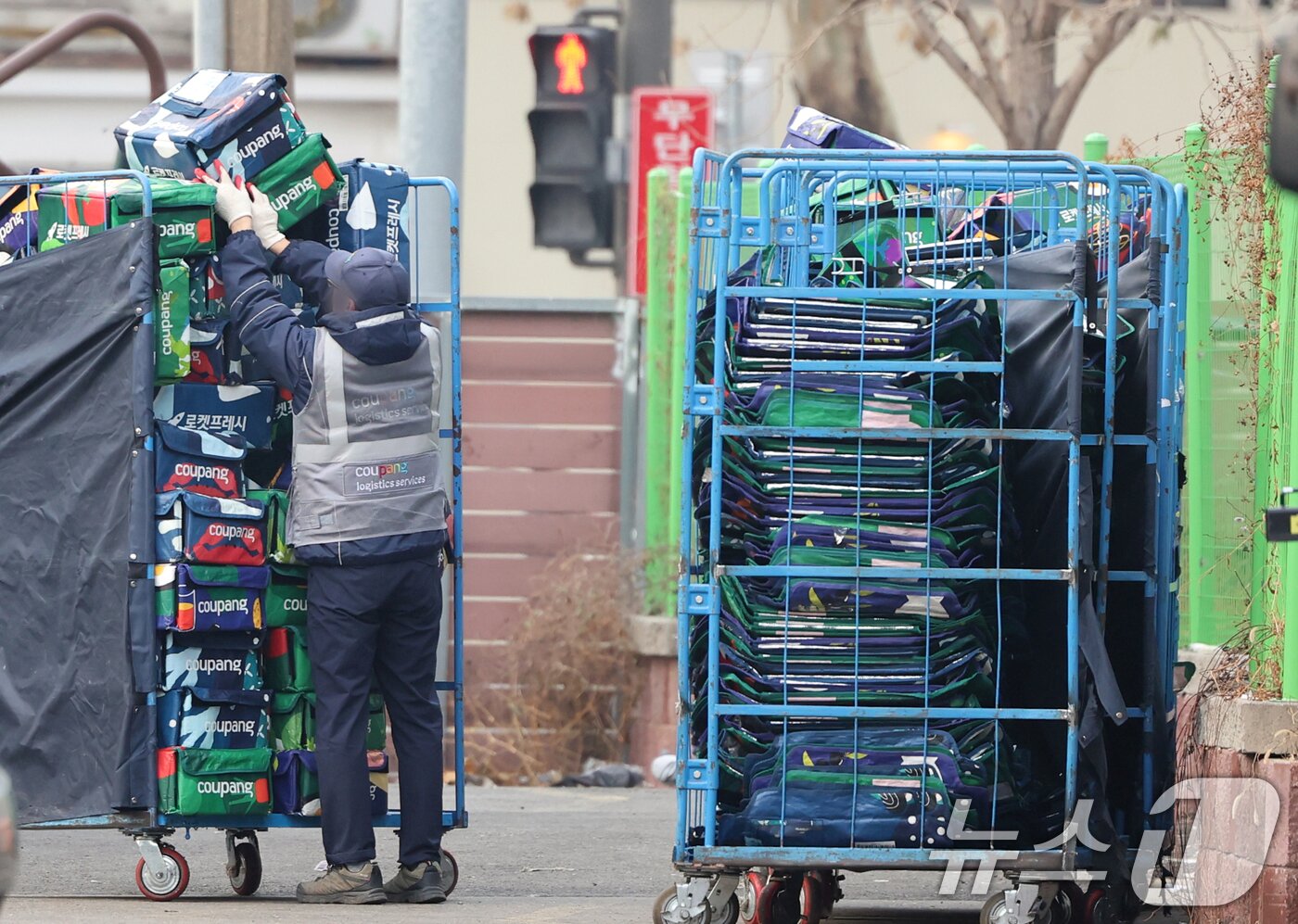 본문 이미지 - 28일 서울 시내 한 쿠팡 물류센터 앞에서 관계자가 물류상자를 정리하고 있다. 2025.12.28/뉴스1 ⓒ News1 황기선 기자