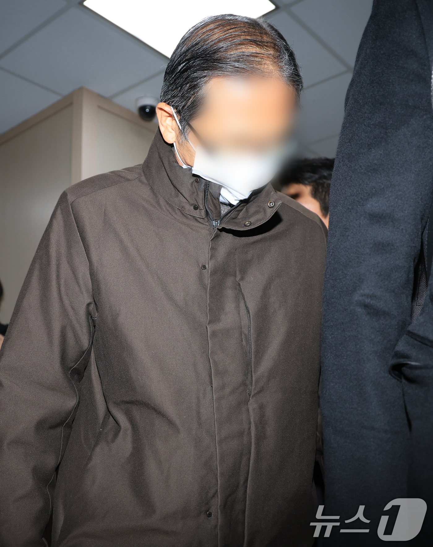 (서울=뉴스1) 김진환 기자 = 통일교 부산·울산 전 지회장 박 모 씨가 28일 오전 서울 서대문구 경찰청 국가수사본부로 조사를 받기 위해 출석하고 있다.박 씨는 전재수 전 해양수 …