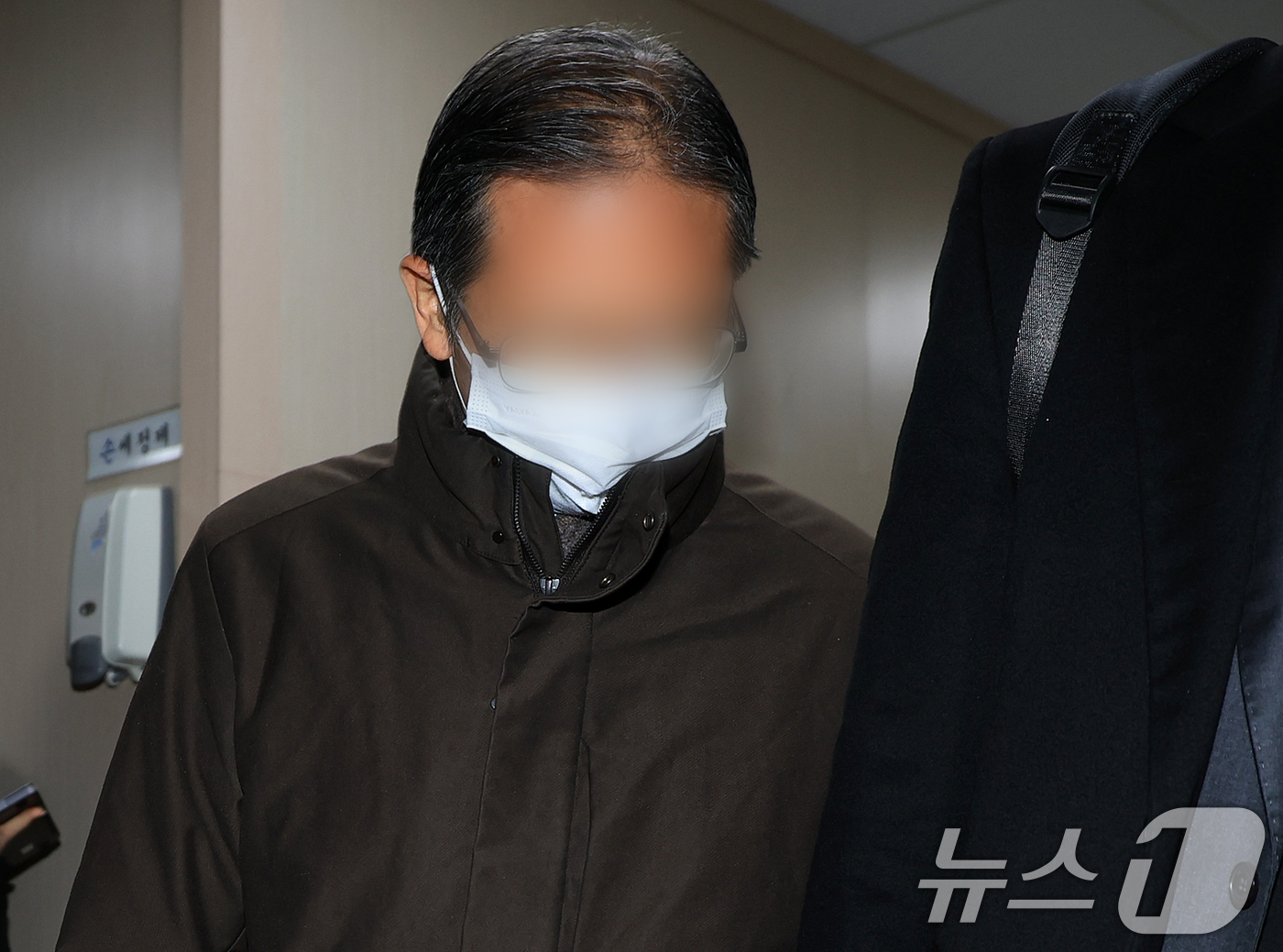 (서울=뉴스1) 김진환 기자 = 통일교 부산·울산 전 지회장 박 모 씨가 28일 오전 서울 서대문구 경찰청 국가수사본부로 조사를 받기 위해 출석하고 있다.박 씨는 전재수 전 해양수 …