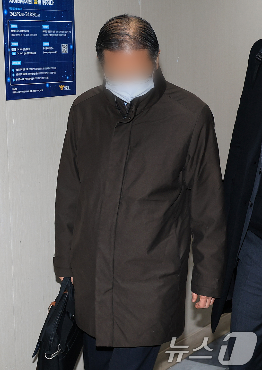 (서울=뉴스1) 김진환 기자 = 통일교 부산·울산 전 지회장 박 모 씨가 28일 오전 서울 서대문구 경찰청 국가수사본부로 조사를 받기 위해 출석하고 있다.박 씨는 전재수 전 해양수 …