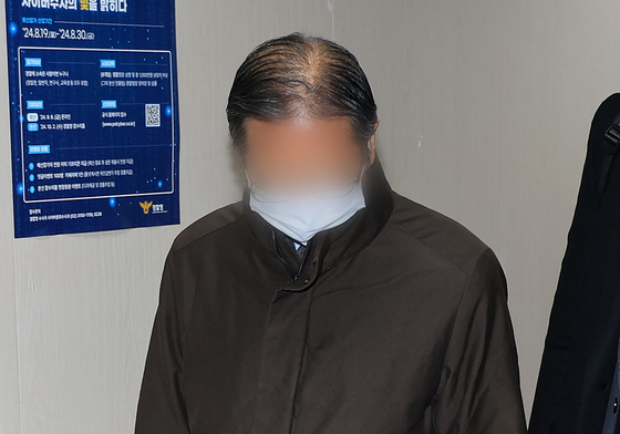 경찰 출석하는 통일교 부산·울산 전 지회장