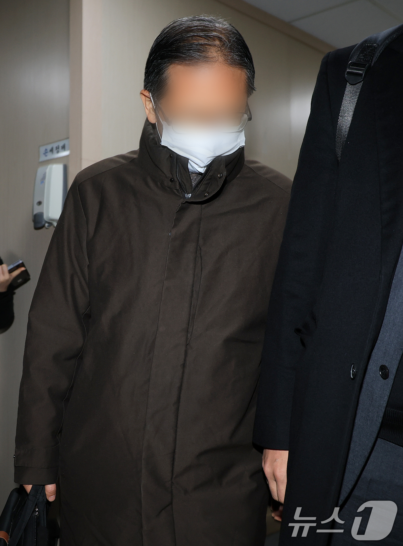 (서울=뉴스1) 김진환 기자 = 통일교 부산·울산 전 지회장 박 모 씨가 28일 오전 서울 서대문구 경찰청 국가수사본부로 조사를 받기 위해 출석하고 있다.박 씨는 전재수 전 해양수 …