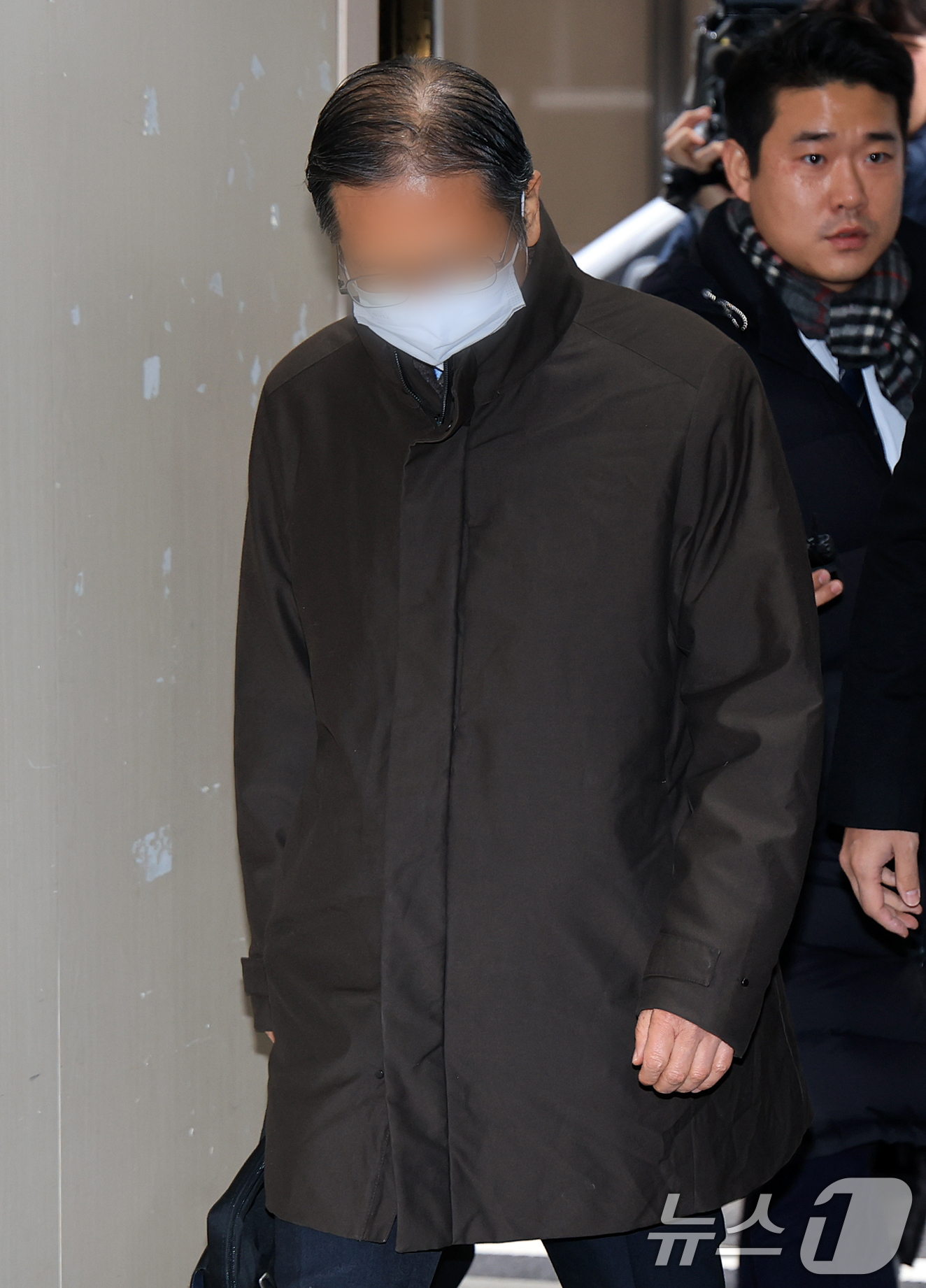 (서울=뉴스1) 김진환 기자 = 통일교 부산·울산 전 지회장 박 모 씨가 28일 오전 서울 서대문구 경찰청 국가수사본부로 조사를 받기 위해 출석하고 있다.박 씨는 전재수 전 해양수 …