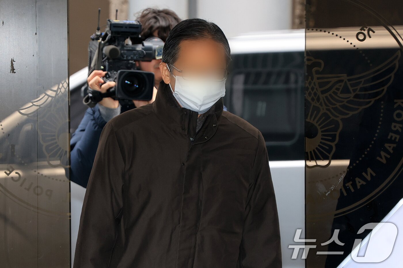 본문 이미지 - 통일교 부산·울산 전 지회장 박 모 씨가 28일 오전 서울 서대문구 경찰청 국가수사본부로 조사를 받기 위해 출석하고 있다. 박 씨는 전재수 전 해양수산부 장관에게 2020년 총선을 앞두고 한 총재의 자서전을 전달하고 함께 사진을 찍은 것으로 알려졌다. 2025.12.28/뉴스1 ⓒ News1 김진환 기자