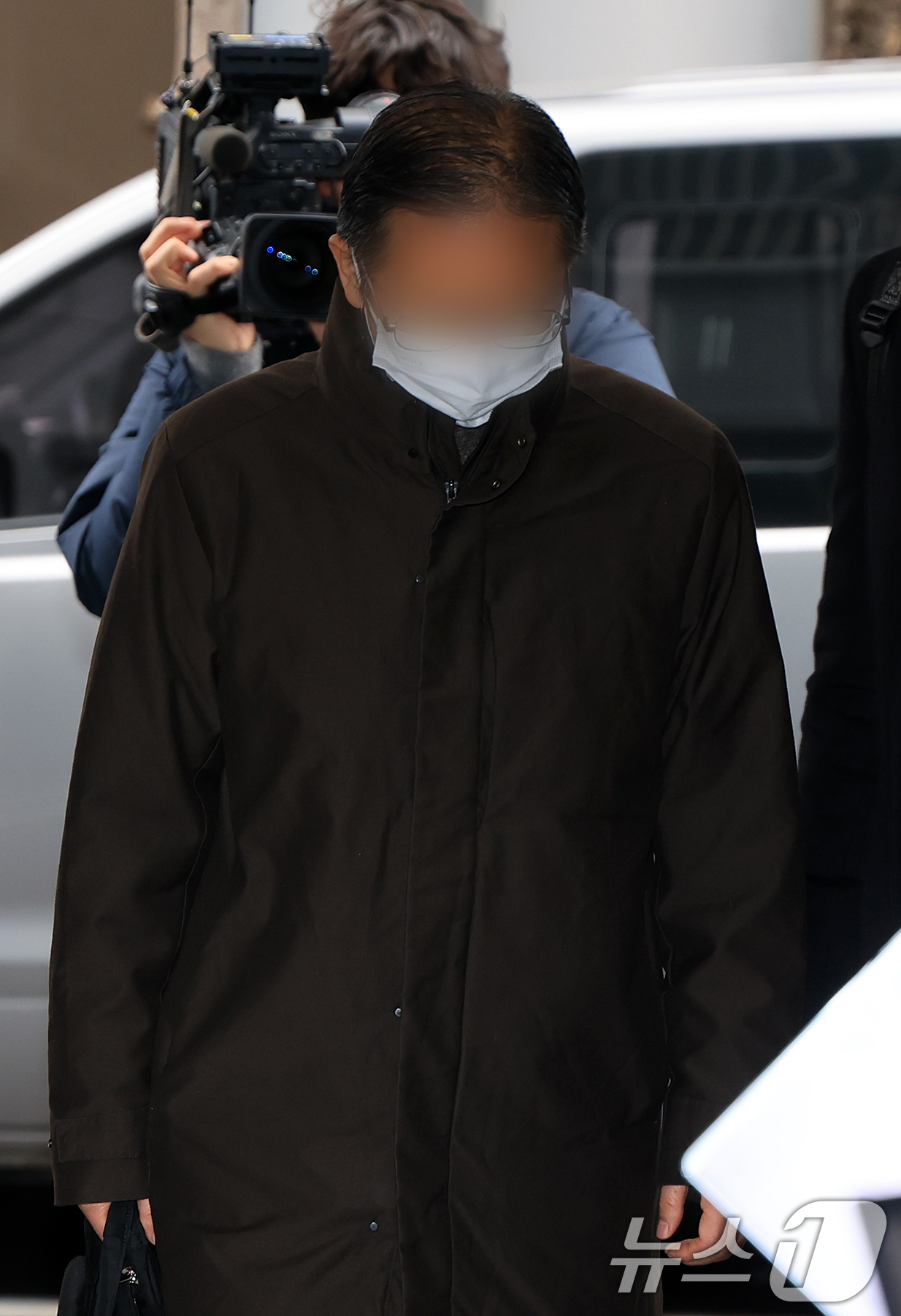 (서울=뉴스1) 김진환 기자 = 통일교 부산·울산 전 지회장 박 모 씨가 28일 오전 서울 서대문구 경찰청 국가수사본부로 조사를 받기 위해 출석하고 있다.박 씨는 전재수 전 해양수 …