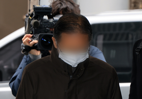 경찰 출석하는 통일교 부산·울산 전 지회장