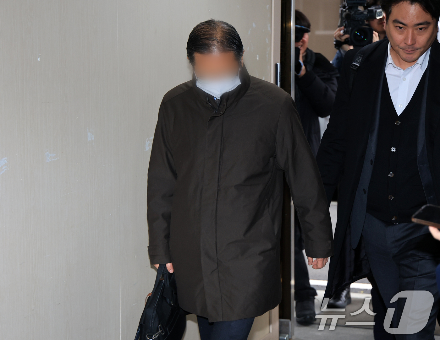 (서울=뉴스1) 김진환 기자 = 통일교 부산·울산 전 지회장 박 모 씨가 28일 오전 서울 서대문구 경찰청 국가수사본부로 조사를 받기 위해 출석하고 있다.박 씨는 전재수 전 해양수 …