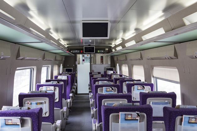 "KTX 입석 커플, 특실 승객에 '자리 바꿔달라'…거절하자 '싸가지 없다'"