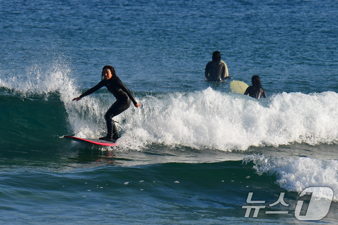 (포항=뉴스1) 최창호 기자 = 28일 경북 포항시 북구 흥해읍 용한리 해수욕장에서 서퍼들이 겨울 파도를 타고 있다. 2025.12.28/뉴스1