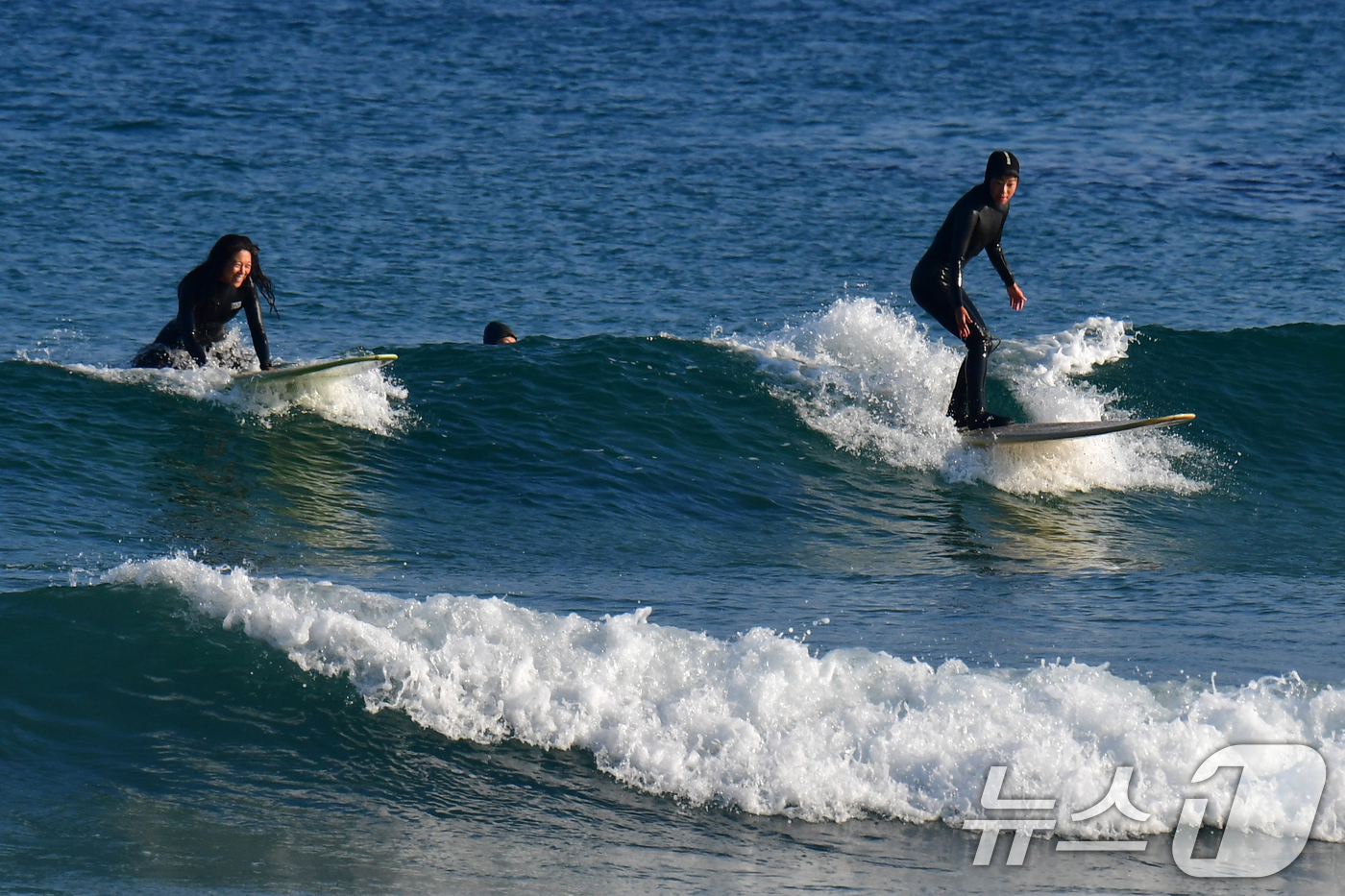 (포항=뉴스1) 최창호 기자 = 28일 경북 포항시 북구 흥해읍 용한리 해수욕장에서 서퍼들이 겨울 파도를 타고 있다. 2025.12.28/뉴스1