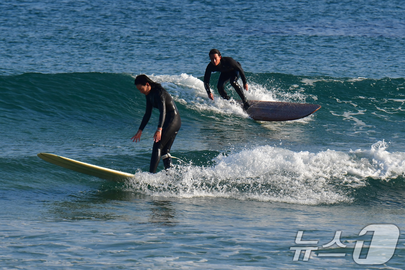 (포항=뉴스1) 최창호 기자 = 28일 경북 포항시 북구 흥해읍 용한리 해수욕장에서 서퍼들이 겨울 파도를 타고 있다. 2025.12.28/뉴스1