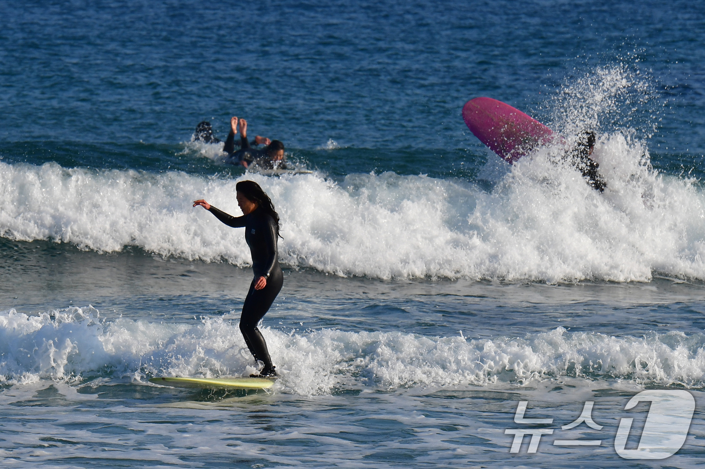 (포항=뉴스1) 최창호 기자 = 28일 경북 포항시 북구 흥해읍 용한리 해수욕장에서 서퍼들이 겨울 파도를 타고 있다. 2025.12.28/뉴스1