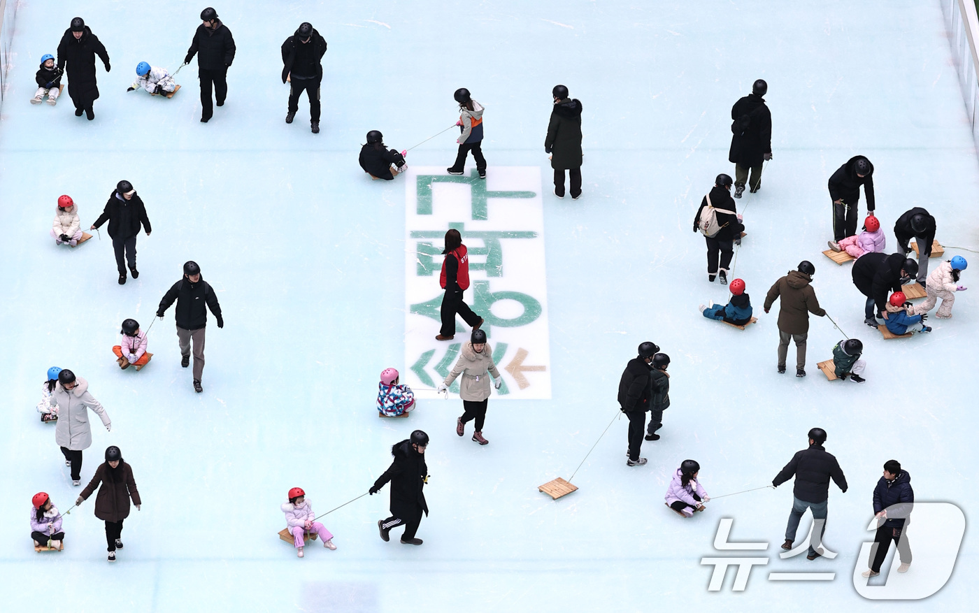 (서울=뉴스1) 구윤성 기자 = 28일 오후 서울 송파구 가든파이브 중앙광장에 마련된 '2025 하하호호 눈썰매장'을 찾은 시민들이 얼음썰매를 즐기고 있다. 2025.12.28/뉴 …